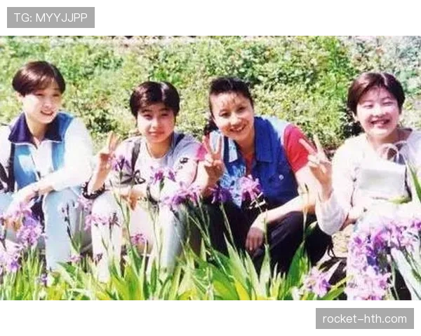 伏明霞穿着运动服逛奢侈品店，旁边跟着一堆保镖，这日子谁顶得住啊？